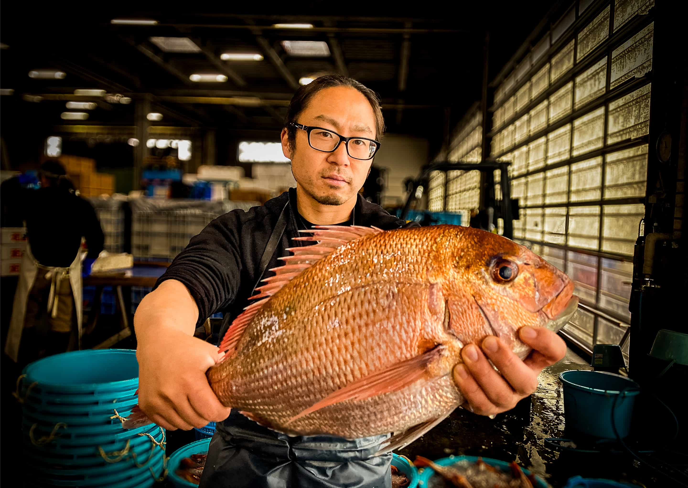 銚子漁港で鯛を持つカネサダの仲買人